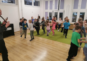 dzieci na koncercie Duduś i Gucio