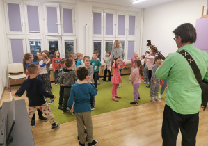 dzieci na koncercie Duduś i Gucio