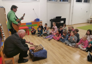 dzieci na koncercie Duduś i Gucio