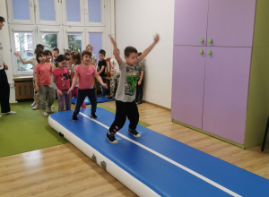 dzieci na zajęciach z gimnastyki