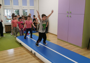 dzieci na zajęciach z gimnastyki