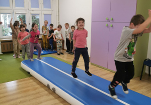 dzieci na zajęciach z gimnastyki