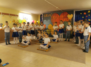 dzieci na występie na konkursie muzycznym