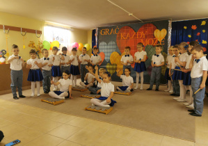 dzieci na występie na konkursie muzycznym