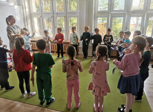 dzieci podczas muzoli