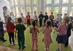 dzieci podczas muzoli