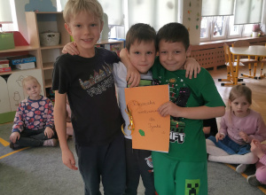 Tymek z kolegami i prezentem od dzieci