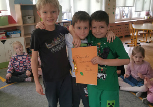 Tymek z kolegami i prezentem od dzieci