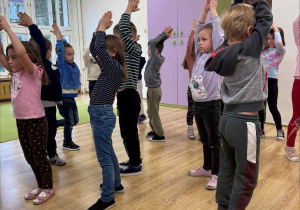 Zajęcia z rytmiki w grupie pszczółki