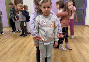 Zajęcia z rytmiki w grupie pszczółki