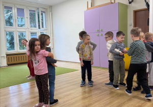 Zajęcia z rytmiki w grupie pszczółki