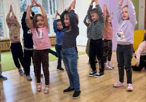 Zajęcia z rytmiki w grupie pszczółki