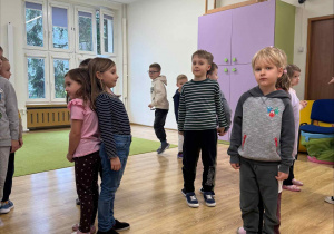 Zajęcia z rytmiki w grupie pszczółki