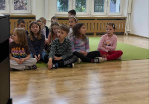 Zajęcia z rytmiki w grupie pszczółki