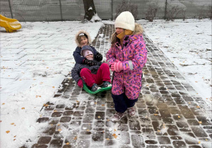 Zimowe szaleństwa na placu zabaw