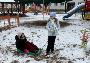 Zimowe szaleństwa na placu zabaw