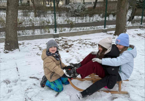 Zimowe szaleństwa na placu zabaw