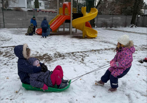 Zimowe szaleństwa na placu zabaw