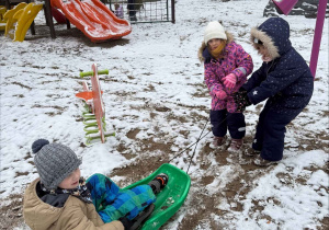 Zimowe szaleństwa na placu zabaw