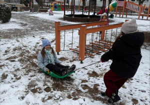 Zimowe szaleństwa na placu zabaw