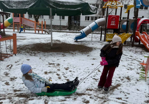 Zimowe szaleństwa na placu zabaw
