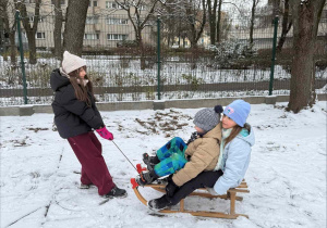 Zimowe szaleństwa na placu zabaw