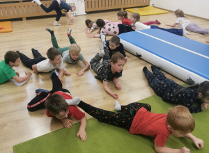 dzieci podczas zajęć gimnastycznych
