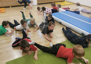 dzieci podczas zajęć gimnastycznych
