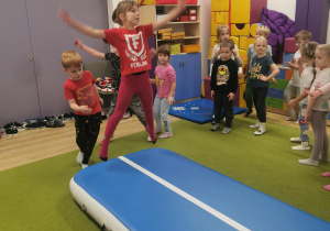 dzieci podczas zajęć gimnastycznych