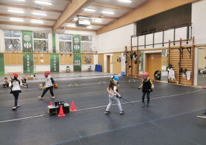 dzieci na zajęciach sportowych