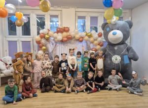 dzieci z pluszowym misiem