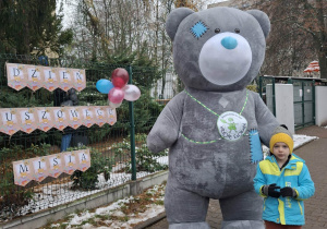 dzieci z pluszowym misiem