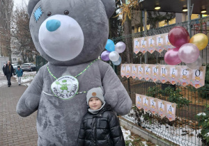 dzieci z pluszowym misiem