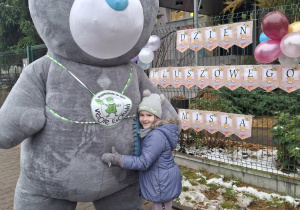 dzieci z pluszowym misiem