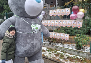 dzieci z pluszowym misiem