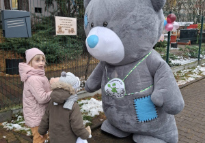 dzieci z pluszowym misiem