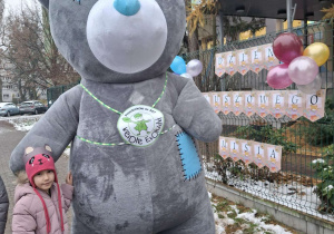 dzieci z pluszowym misiem