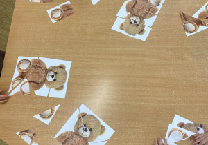 dzieci z pluszowym misiem