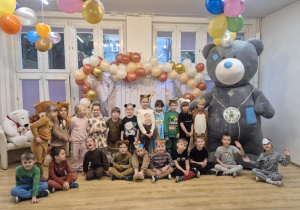 dzieci z pluszowym misiem