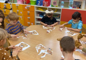 dzieci z pluszowym misiem