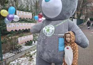 dzieci z pluszowym misiem