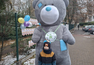 dzieci z pluszowym misiem