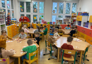 dzieci z pluszowym misiem