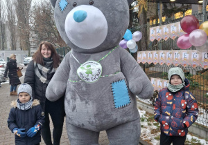 dzieci z pluszowym misiem