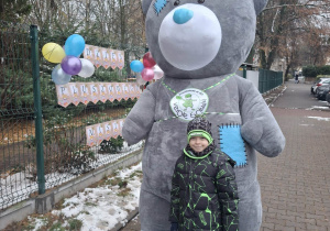 dzieci z pluszowym misiem