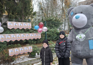 dzieci z pluszowym misiem