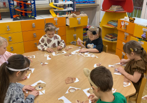 dzieci z pluszowym misiem