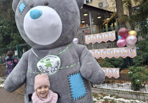 dzieci z pluszowym misiem