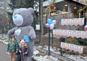 dzieci z pluszowym misiem