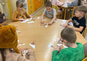 dzieci z pluszowym misiem